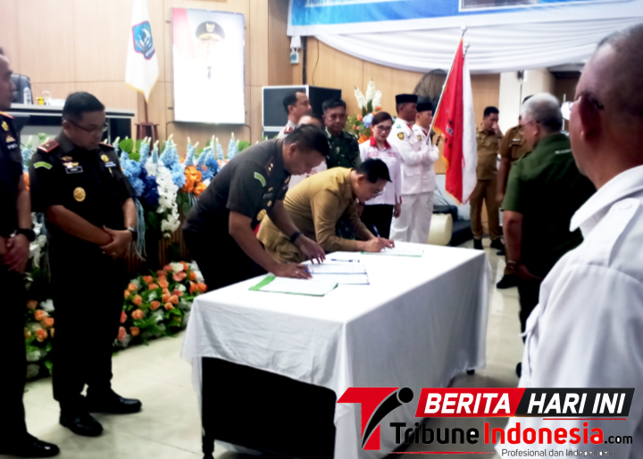 Wlikota Bitung Hengky Honandar S.E., bersama Kajati Sulut Jacob Hendrik Pattipeilohy, S.H., M.H., saat melakukan 
‎penandatanganan di pelantikan dan pengukuhan DPC ABPEDNAS  Kota Bitung. (Ft. talia)
