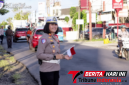‎Kasat Lantas Polres Bitung, AKP Dwi Dea Anggraini, S.Tr.K., S.I.K., M.H., Saat Membagikan Bendera. (Dok. Istimewa)
