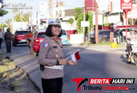 ‎Kasat Lantas Polres Bitung, AKP Dwi Dea Anggraini, S.Tr.K., S.I.K., M.H., Saat Membagikan Bendera. (Dok. Istimewa)