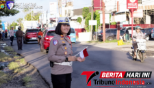 Kasat Lantas Polres Bitung, AKP Dwi Dea Anggraini, S.Tr.K., S.I.K., M.H., Saat Membagikan Bendera. (Dok. Istimewa)