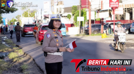 ‎Kasat Lantas Polres Bitung, AKP Dwi Dea Anggraini, S.Tr.K., S.I.K., M.H., Saat Membagikan Bendera. (Dok. Istimewa)