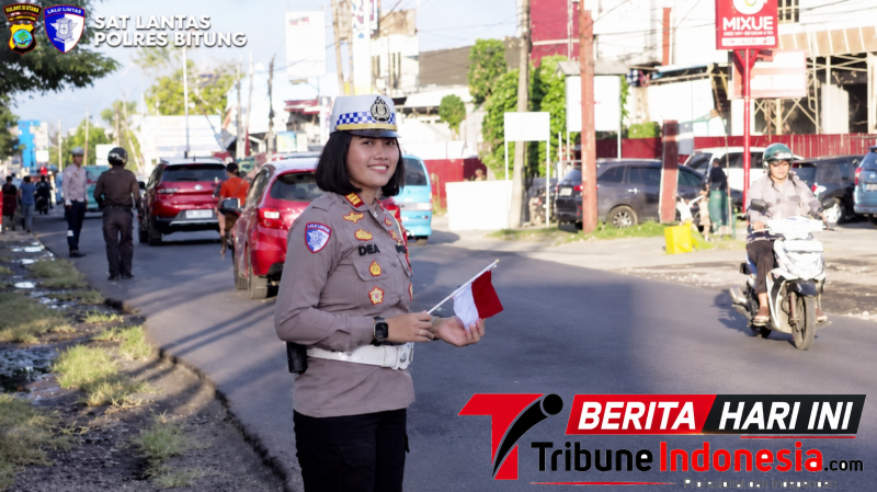 ‎Kasat Lantas Polres Bitung, AKP Dwi Dea Anggraini, S.Tr.K., S.I.K., M.H., Saat Membagikan Bendera. (Dok. Istimewa)