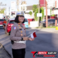 ‎Kasat Lantas Polres Bitung, AKP Dwi Dea Anggraini, S.Tr.K., S.I.K., M.H., Saat Membagikan Bendera. (Dok. Istimewa)