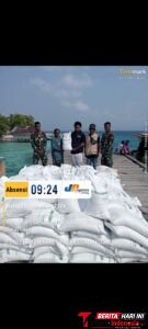 Kepala Distrik Waigeo Barat kepulauan, Abdul Rahim telah melakukan menyalurkan bantuan kepada Warga