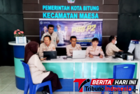 Pegawai Bapenda Saat melayani Masyarakat di Kantor Kecamatan Maesa Kota Bitung. (Ft. talia)
