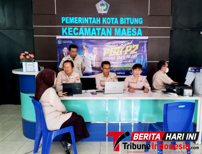 Pegawai Bapenda Saat melayani Masyarakat di Kantor Kecamatan Maesa Kota Bitung. (Ft. talia)
‎