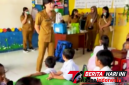 ‎Tim Komkes Puskesmas Girian Weru saat melakukan pendekatan kepada para murid sebelum di lakukan Vaksinasi. (Ft. talia)