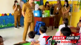 ‎Tim Komkes Puskesmas Girian Weru saat melakukan pendekatan kepada para murid sebelum di lakukan Vaksinasi. (Ft. talia)