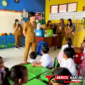 ‎Tim Komkes Puskesmas Girian Weru saat melakukan pendekatan kepada para murid sebelum di lakukan Vaksinasi. (Ft. talia)