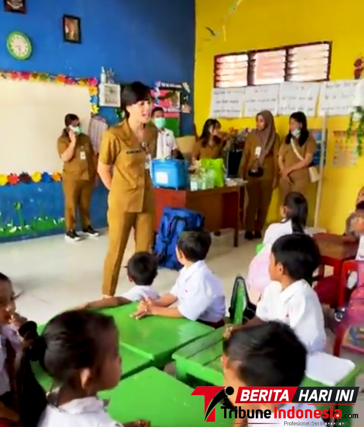 ‎Tim Komkes Puskesmas Girian Weru saat melakukan pendekatan kepada para murid sebelum di lakukan Vaksinasi. (Ft. talia)