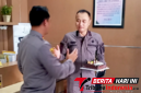 ‎Kajari Bitung, Erwin Widihantono S.H., M.H., saat menerima Kue Ulang Tahun Dari Kapolres Bitung, AKBP Arie Sulistyo Nugroho, S.I.K., S.H., M.H., (Ft. talia)
‎
‎