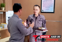 Kajari Bitung, Erwin Widihantono S.H., M.H., saat menerima Kue Ulang Tahun Dari Kapolres Bitung, AKBP Arie Sulistyo Nugroho, S.I.K., S.H., M.H., (Ft. talia)
