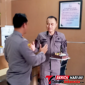 ‎Kajari Bitung, Erwin Widihantono S.H., M.H., saat menerima Kue Ulang Tahun Dari Kapolres Bitung, AKBP Arie Sulistyo Nugroho, S.I.K., S.H., M.H., (Ft. talia)
‎
‎