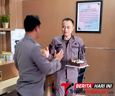 ‎Kajari Bitung, Erwin Widihantono S.H., M.H., saat menerima Kue Ulang Tahun Dari Kapolres Bitung, AKBP Arie Sulistyo Nugroho, S.I.K., S.H., M.H., (Ft. talia)
‎
‎