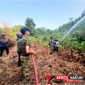 Para Prajurit Kodaeral VIII bersama Petugas Pemadam Kebakaran (Damkar) Manado, melakukan Pemadaman Karhutla. (Dok. Istimewa)
‎
