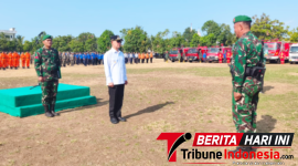 ‎Walikota Bitung Hengky Honandar, S.E, bertindak selaku Inspektur Upacara di Apel Gelar Pasukan Penanganan Kebakaran Hutan dan Lahan. (Dok. Istimewa)