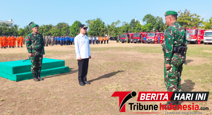 ‎Walikota Bitung Hengky Honandar, S.E, bertindak selaku Inspektur Upacara di Apel Gelar Pasukan Penanganan Kebakaran Hutan dan Lahan. (Dok. Istimewa)