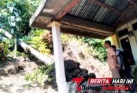 Lurah Makawidey, Christovol Matualatupauw, S.T., bersama dua staf kelurahan turun kelokasi kejadian.(Dok.Istimewa)
