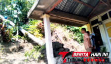 Lurah Makawidey, Christovol Matualatupauw, S.T., bersama dua staf kelurahan turun kelokasi kejadian.(Dok.Istimewa)
‎
