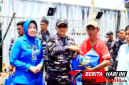 Wadan Kodaeral VIII, Laksamana Pertama TNI Tony Herdijanto, S.E., M.Sc., di dampingi Isteri Saat penyerahan bansos kepada para warga nelayan. (Dok. Istimewa)