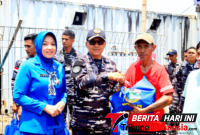 Wadan Kodaeral VIII, Laksamana Pertama TNI Tony Herdijanto, S.E., M.Sc., di dampingi Isteri Saat penyerahan bansos kepada para warga nelayan. (Dok. Istimewa)