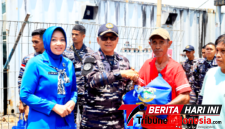 Wadan Kodaeral VIII, Laksamana Pertama TNI Tony Herdijanto, S.E., M.Sc., di dampingi Isteri Saat penyerahan bansos kepada para warga nelayan. (Dok. Istimewa)