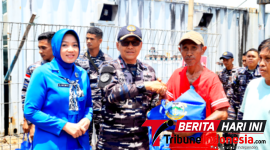 Wadan Kodaeral VIII, Laksamana Pertama TNI Tony Herdijanto, S.E., M.Sc., di dampingi Isteri Saat penyerahan bansos kepada para warga nelayan. (Dok. Istimewa)