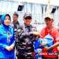Wadan Kodaeral VIII, Laksamana Pertama TNI Tony Herdijanto, S.E., M.Sc., di dampingi Isteri Saat penyerahan bansos kepada para warga nelayan. (Dok. Istimewa)