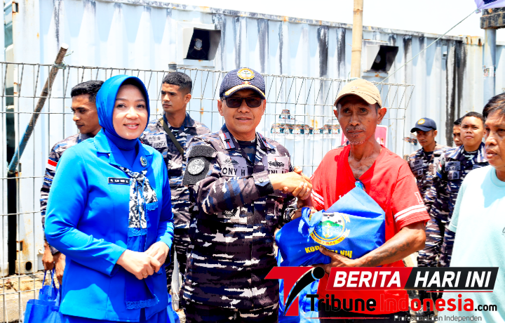 Wadan Kodaeral VIII, Laksamana Pertama TNI Tony Herdijanto, S.E., M.Sc., di dampingi Isteri Saat penyerahan bansos kepada para warga nelayan. (Dok. Istimewa)