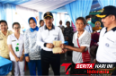 ‎Wadan Kodaeral VIII, Laksamana Pertama TNI Tony Herdijanto, S.E., M.Sc., saat menyerahkan Bansos kepada warga. (Dok. Istimewa)
‎