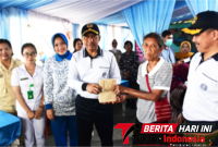 Wadan Kodaeral VIII, Laksamana Pertama TNI Tony Herdijanto, S.E., M.Sc., saat menyerahkan Bansos kepada warga. (Dok. Istimewa)
