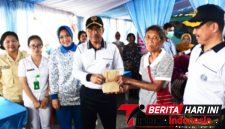 Wadan Kodaeral VIII, Laksamana Pertama TNI Tony Herdijanto, S.E., M.Sc., saat menyerahkan Bansos kepada warga. (Dok. Istimewa)
