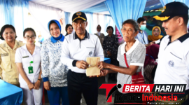 ‎Wadan Kodaeral VIII, Laksamana Pertama TNI Tony Herdijanto, S.E., M.Sc., saat menyerahkan Bansos kepada warga. (Dok. Istimewa)
‎