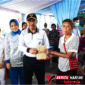 ‎Wadan Kodaeral VIII, Laksamana Pertama TNI Tony Herdijanto, S.E., M.Sc., saat menyerahkan Bansos kepada warga. (Dok. Istimewa)
‎