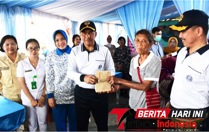 ‎Wadan Kodaeral VIII, Laksamana Pertama TNI Tony Herdijanto, S.E., M.Sc., saat menyerahkan Bansos kepada warga. (Dok. Istimewa)
‎