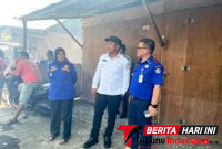 ‎Wawali Bitung, Randito Maringka, S.Sos, Bersama Kadis Damkar, Rudy Ponamon, S.Sos dan Kabid Pemadaman, Rosita Giasi, S.E, Berada di lokasi Karhutla Girian Bawah Kota Bitung. (Ft. talia)