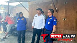 ‎Wawali Bitung, Randito Maringka, S.Sos, Bersama Kadis Damkar, Rudy Ponamon, S.Sos dan Kabid Pemadaman, Rosita Giasi, S.E, Berada di lokasi Karhutla Girian Bawah Kota Bitung. (Ft. talia)