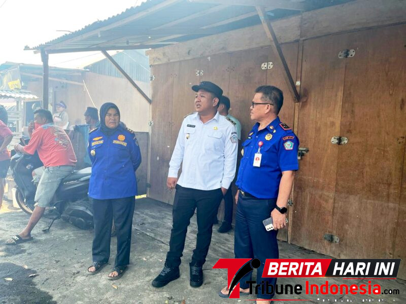 ‎Wawali Bitung, Randito Maringka, S.Sos, Bersama Kadis Damkar, Rudy Ponamon, S.Sos dan Kabid Pemadaman, Rosita Giasi, S.E, Berada di lokasi Karhutla Girian Bawah Kota Bitung. (Ft. talia)