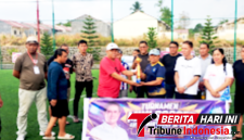 Kusmayadi Kadir, mewakili Tim Futsal Jurnalis Biro Bitung, Saat Menerima Piala di Turnamen Mini Soccer Piala Joune Ganda 2026 (Dok. Istimewa)