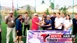 Kusmayadi Kadir, mewakili Tim Futsal Jurnalis Biro Bitung, Saat Menerima Piala di Turnamen Mini Soccer Piala Joune Ganda 2026 (Dok. Istimewa)