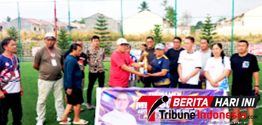 Kusmayadi Kadir, mewakili Tim Futsal Jurnalis Biro Bitung, Saat Menerima Piala di Turnamen Mini Soccer Piala Joune Ganda 2026 (Dok. Istimewa)