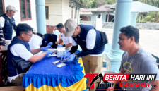 Tim Bank Indonesia, Saat Melakukan Penukaran Uang Rusak/Lusu  Dengan Uang yang Baru di Pulau Mahengetang. (Dok. Istimewa)