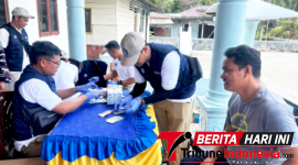 Tim Bank Indonesia, Saat Melakukan Penukaran Uang Rusak/Lusu  Dengan Uang yang Baru di Pulau Mahengetang. (Dok. Istimewa)