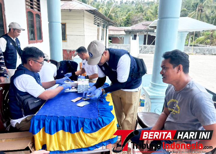Tim Bank Indonesia, Saat Melakukan Penukaran Uang Rusak/Lusu  Dengan Uang yang Baru di Pulau Mahengetang. (Dok. Istimewa)