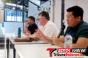 Dirut PDAM Dua Sudara Bitung, Alfred Salindeho, S.E., M.M., di forum diskusi publik Monoland Coffee, Kota Bitung, (Ft. Istimewa).