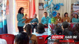 ‎Ketua TP PKK Kota Bitung, Ellen Honandar-Sondakh, SE, Saat memberikan. (Dok. Istimewa)