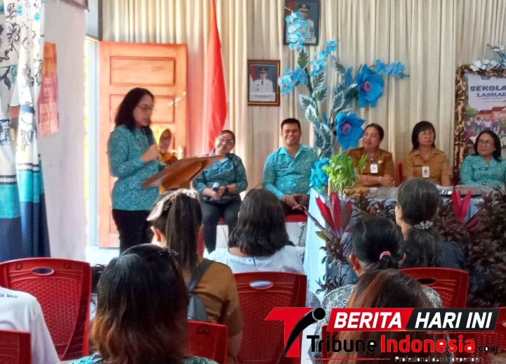 ‎Ketua TP PKK Kota Bitung, Ellen Honandar-Sondakh, SE, Saat memberikan. (Dok. Istimewa)