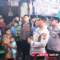 Kapolres Bitung AKBP Arie Sulistyo Nugroho, S.I.K., M.H., di dampingi KBO, Novri Sadia hadir di tenga warga. (Dok. Istimewa)