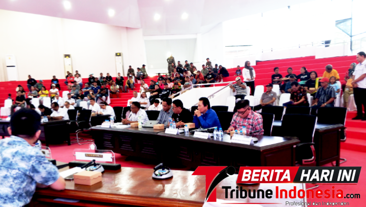 Para Perwakilan Masyarakat Tokambahu-Makawidey Di RDPU DPRD Kota Bitung. (ft. talia)