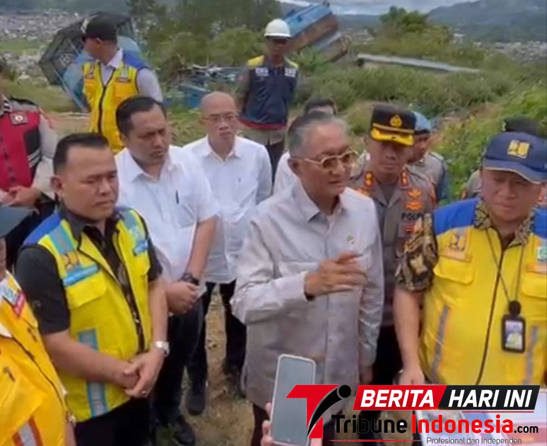 Menteri Pekerjaan Umum RI bersama jajaran dan petugas terkait saat meninjau kondisi infrastruktur di salah satu lokasi di Kabupaten Aceh Tengah, Aceh, (dok.ist).